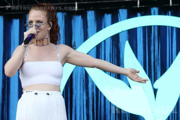 JESS GLYNNE - 2018-07-22 - PARIS - Hippodrome de Longchamp - Main Stage 1 - 